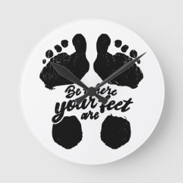 黒と白の「足元にいよう」プリント ラウンド壁時計
