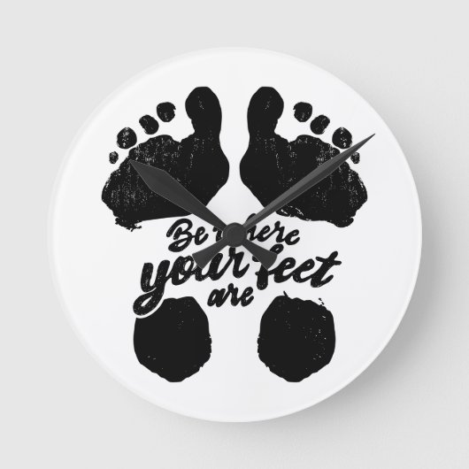 黒と白の「足元にいよう」プリント ラウンド壁時計 (正面)