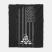 黒と白は私にアメリカ国旗を踏まない フリースブランケット (正面)