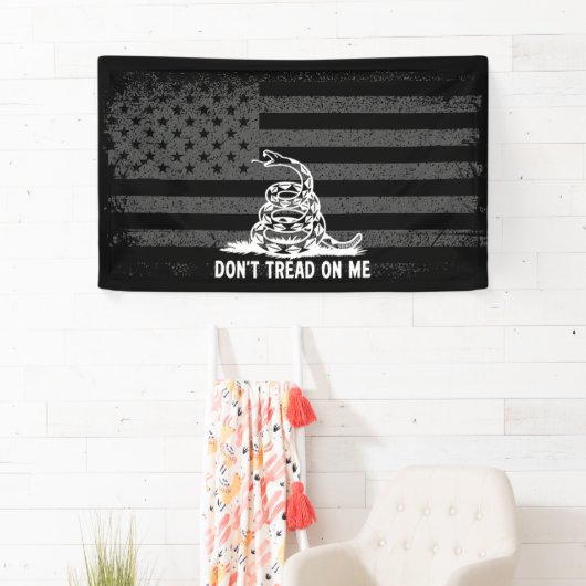 黒と白は私にアメリカ国旗を踏まない 横断幕 (インサイチュ)