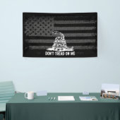 黒と白は私にアメリカ国旗を踏まない 横断幕 (トレードショー)