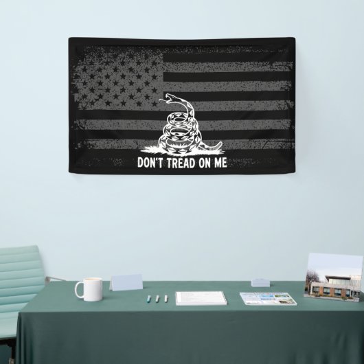 黒と白は私にアメリカ国旗を踏まない 横断幕 (トレードショー)