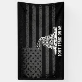 黒と白は私にアメリカ国旗を踏まない 横断幕 (縦)