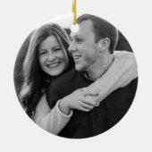 黒と白モダンのクリスマスパインリース写真 セラミックオーナメント (裏面)