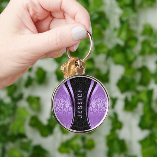 黒と紫のトーンのフローラマスク キーホルダー (手)