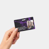 黒と紫の大理石，マスクの後ろに バッジ (手持ち)