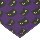 黒と紫の猫の黄色の目ハロウィンパターン テーブルクロス (アングル)