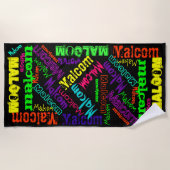 黒と繰り返カラフルし名のコラージュ ビーチタオル (正面)