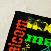 黒と繰り返カラフルし名のコラージュ ビーチタオル (インサイチュ)