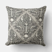 黒と自然の白の甲殻類 クッション (正面)