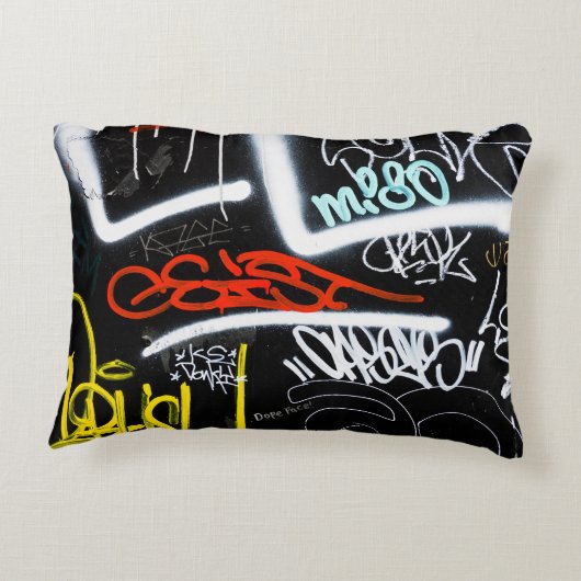 黒と色数々のの落書きアート アクセントクッション (裏面)