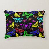 黒と虹の色の蝶飛んでいる アクセントクッション (正面)