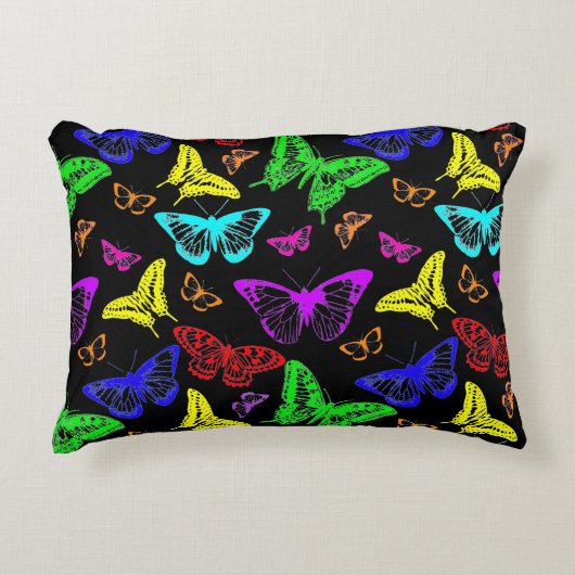 黒と虹の色の蝶飛んでいる アクセントクッション (正面)