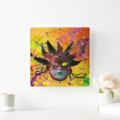 黒と赤のジェスターマスクマスカレードパーティー黄色 スクエア壁時計 (ホーム)