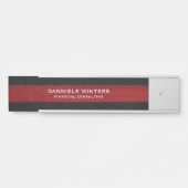 黒と赤のステッチされたレザーテクスチャ サインプレート (正面)