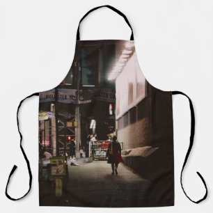 黒と赤のドレスを着た歩くを着た女性  エプロン