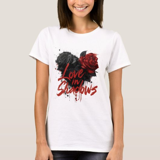 黒と赤のバラのダークロマンス グラフィック Tシャツ (正面)