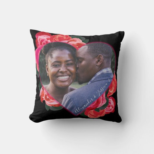 黒と赤のバラロマンチックなバレンタインの写真の枕 クッション (正面)