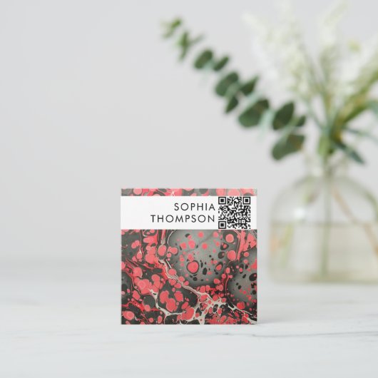 黒と赤の大理石抽象芸術QRコードソーシャルメディア スクエア名刺 (スタンド正面)