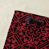 黒と赤の幾何学的パターン ビーチタオル (インサイチュ)