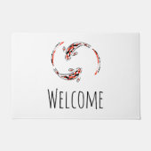 黒と赤の日本のコイの芸術的魚 ドアマット (正面)