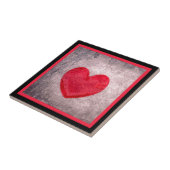 黒と赤の格子縞にハートを押し付けた タイル (側面)
