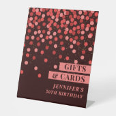 黒と赤の紙吹雪誕生日ギフトとカード 台座サイン (正面)