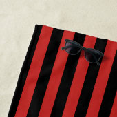 黒と赤の縦のパターストライプン ビーチタオル (インサイチュ)