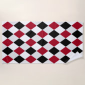 黒と赤のHarlequinダイヤモンドパターン ビーチタオル (正面)