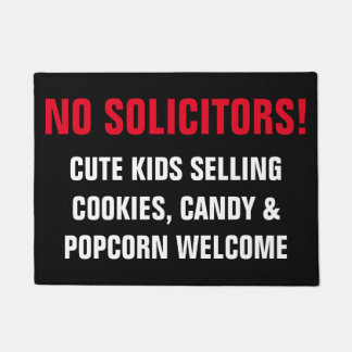 黒と赤のNo Solicitorsメッセージ ドアマット