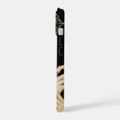 黒と金のゴシック系アニメ少女 iPhone 15ケース (左側面)