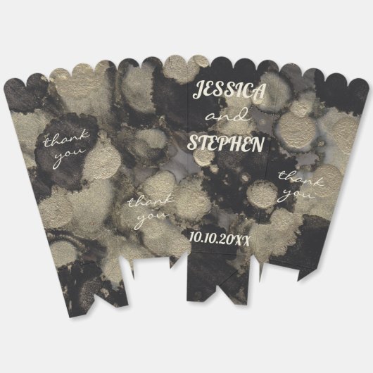 黒と金の色彩が施された特別な箱 フェイバーボックス (見開き)