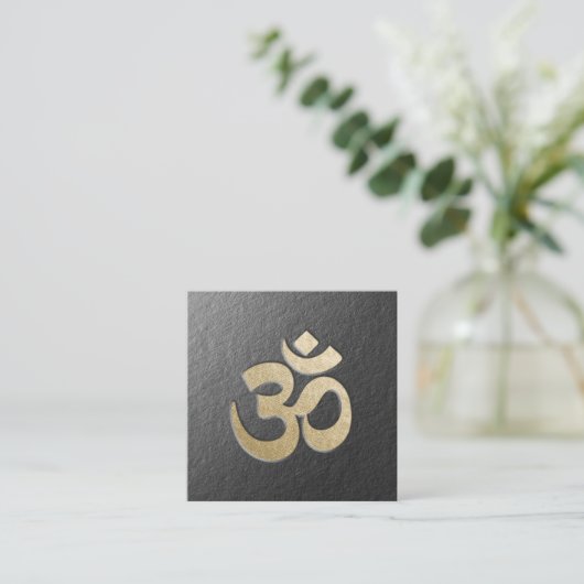 黒と金ゴールドのエンボスOMシンボルヨガインストラクター スクエア名刺 (スタンド正面)