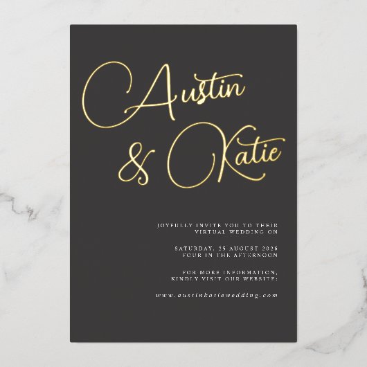 黒と金ゴールドのスクリプトタイポグラフィの仮結婚想 箔招待状 (正面)