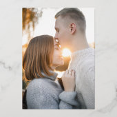 黒と金ゴールドのスクリプトタイポグラフィの仮結婚想 箔招待状 (裏面)