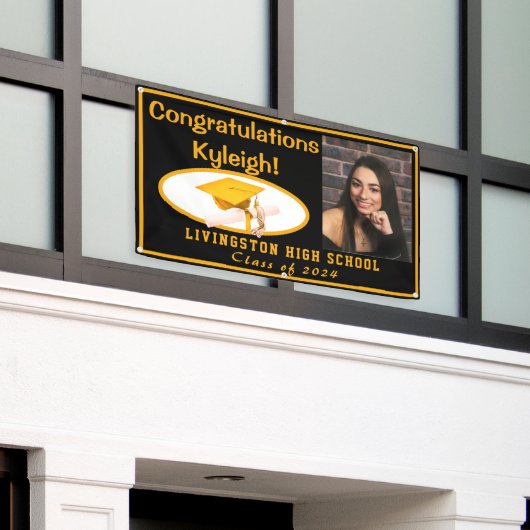 黒と金ゴールドのビニールの卒業写真 横断幕 (ビルの外側)
