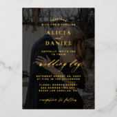 黒と金ゴールドのフォトオーバーレイエレガントタイポグラフィ 箔招待状 (正面)