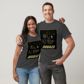 黒と金ゴールドの堅牢なギークマザーボード技術 Tシャツ (ユニセックス)