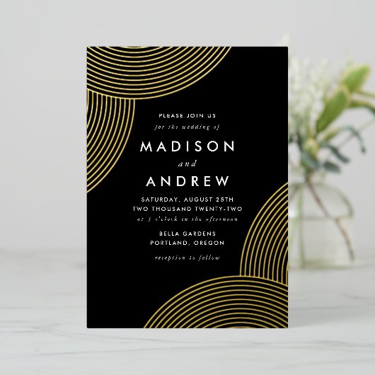 黒と金ゴールドの幾何学的結婚渦巻き 箔招待状 (立ち正面)