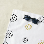 黒と金ゴールドの抽象芸術ドットのパターン ビーチタオル (インサイチュ)