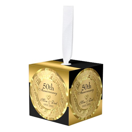 黒と金ゴールドの背景金ゴールドハート キューブオーナメント (正面アングル)