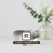 黒と金ゴールドはっきりしたの四角のロゴとQRコード 名刺 (スタンド正面)