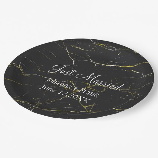 黒と金ゴールドマーブルたった今結婚しました ペーパープレート (アングル)