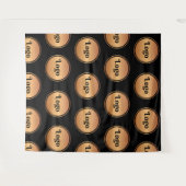 黒と金ゴールドラウンドロゴステップとリピートクラシック タペストリー (正面(横))