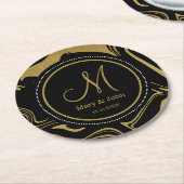 黒と金ゴールド大理石模様のモ結婚ノグラム ラウンドペーパーコースター (アングル)
