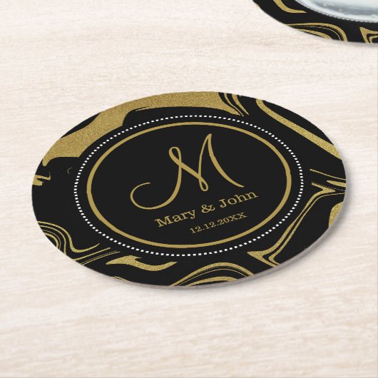 黒と金ゴールド大理石模様のモ結婚ノグラム ラウンドペーパーコースター (アングル)