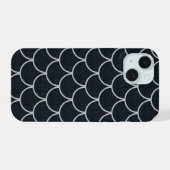 黒と銀のスカラップ模様の鱗柄 iPhone 15ケース (裏面横)