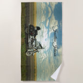 黒と銀のバイクと青空 ビーチタオル (正面)