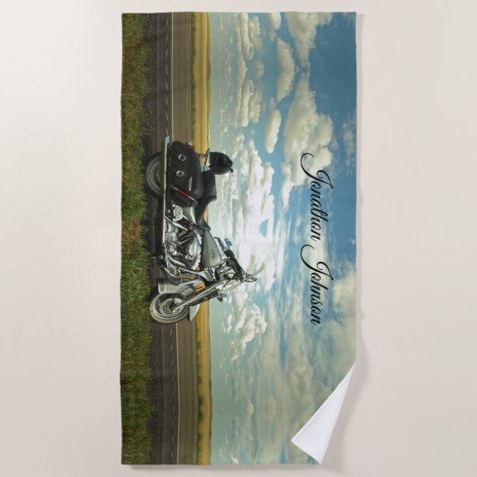 黒と銀のバイクと青空 ビーチタオル (正面)