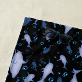 黒と青のサメのシルエットパターン ビーチタオル (インサイチュ)